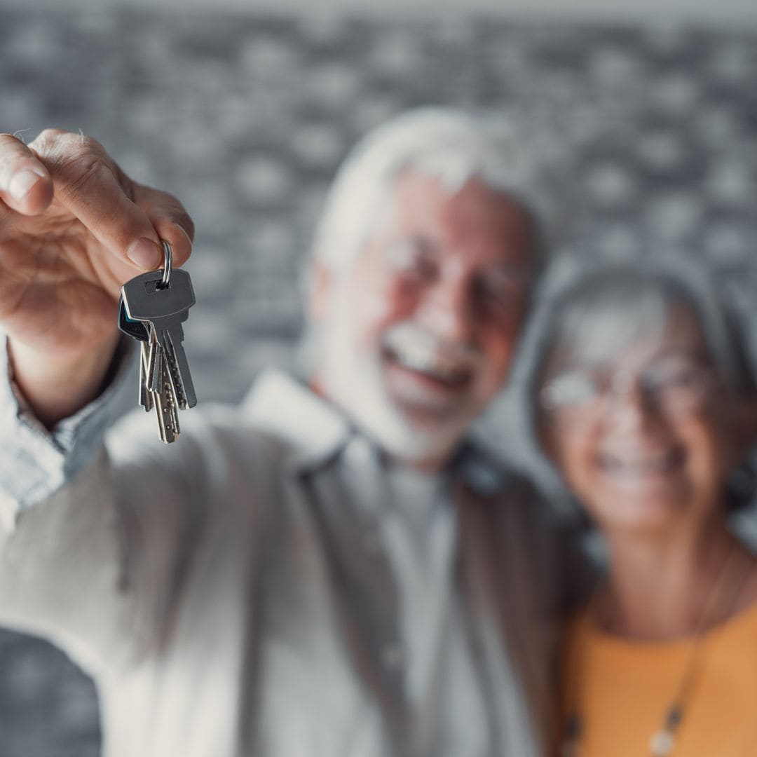 Hacienda lo confirma: si tienes más de 65 puedes donar tu vivienda habitual a tus hijos sin pagar el IRPF