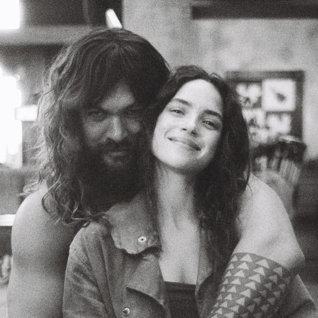 El detalle más romántico de Adria Arjona a Jason Momoa que está conquistando las redes