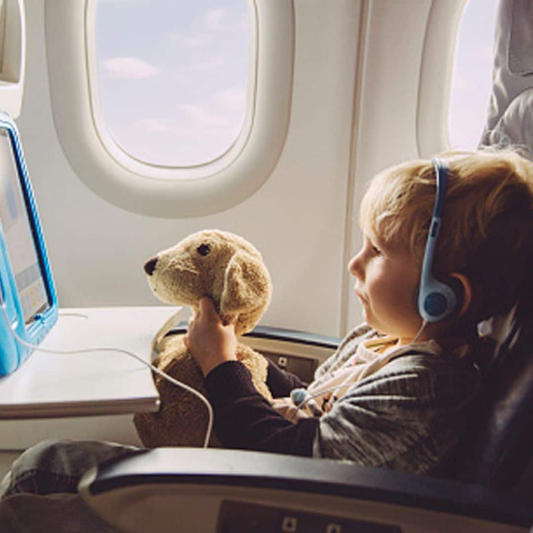 Cómo evitar el estrés al viajar con niños en avión con estos simples consejos de una tripulante de cabina