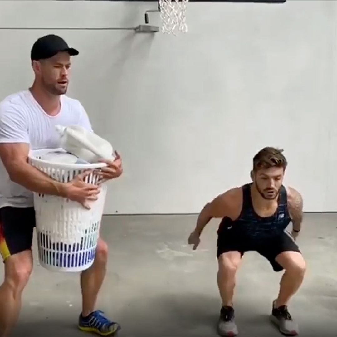 Chris Hemsworth te enseña los ejercicios que puedes hacer... ¡Mientras pones la lavadora!