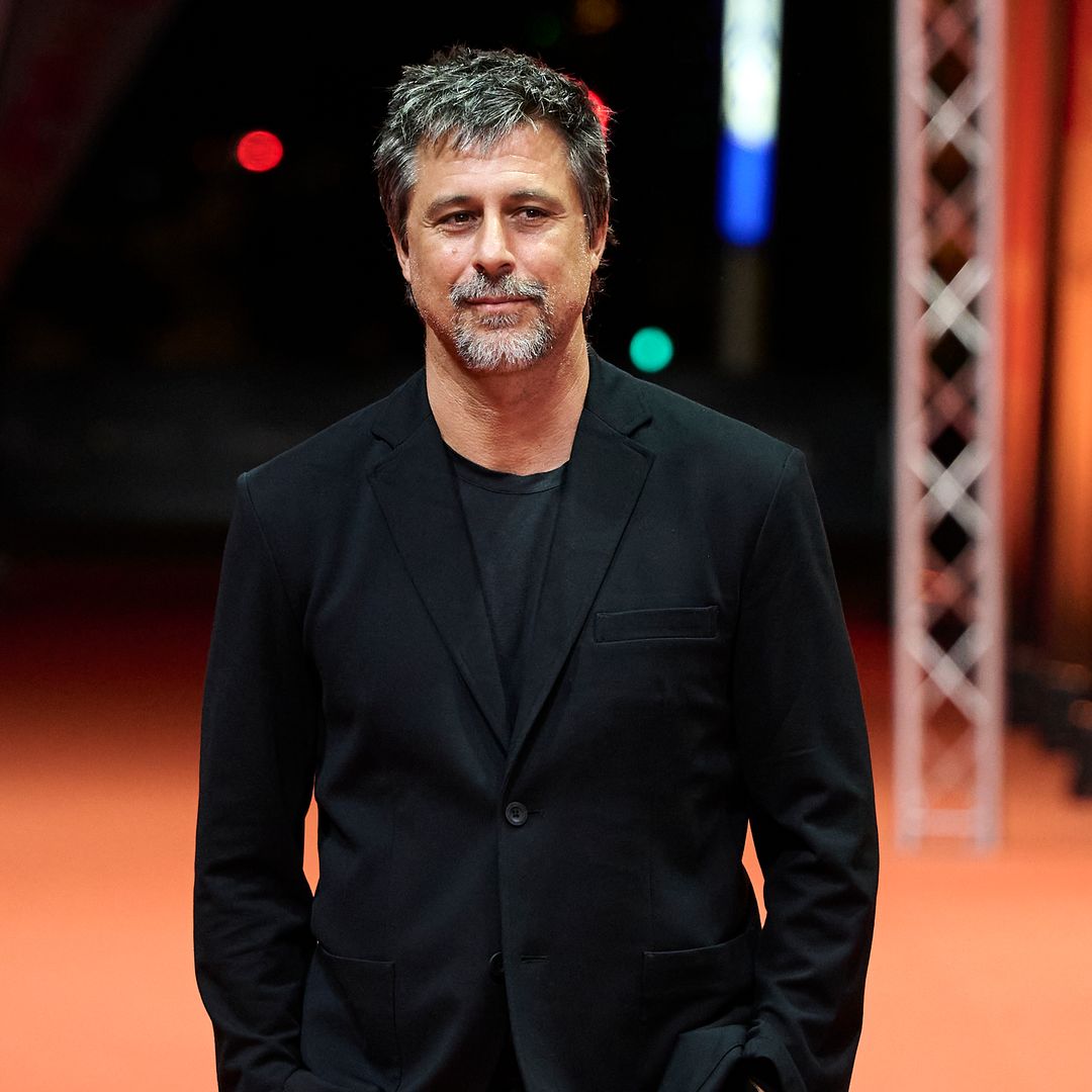 Hugo Silva reaparece con su nuevo proyecto televisivo tras un verano 'surfeando' su amor junto a Marta Guerras