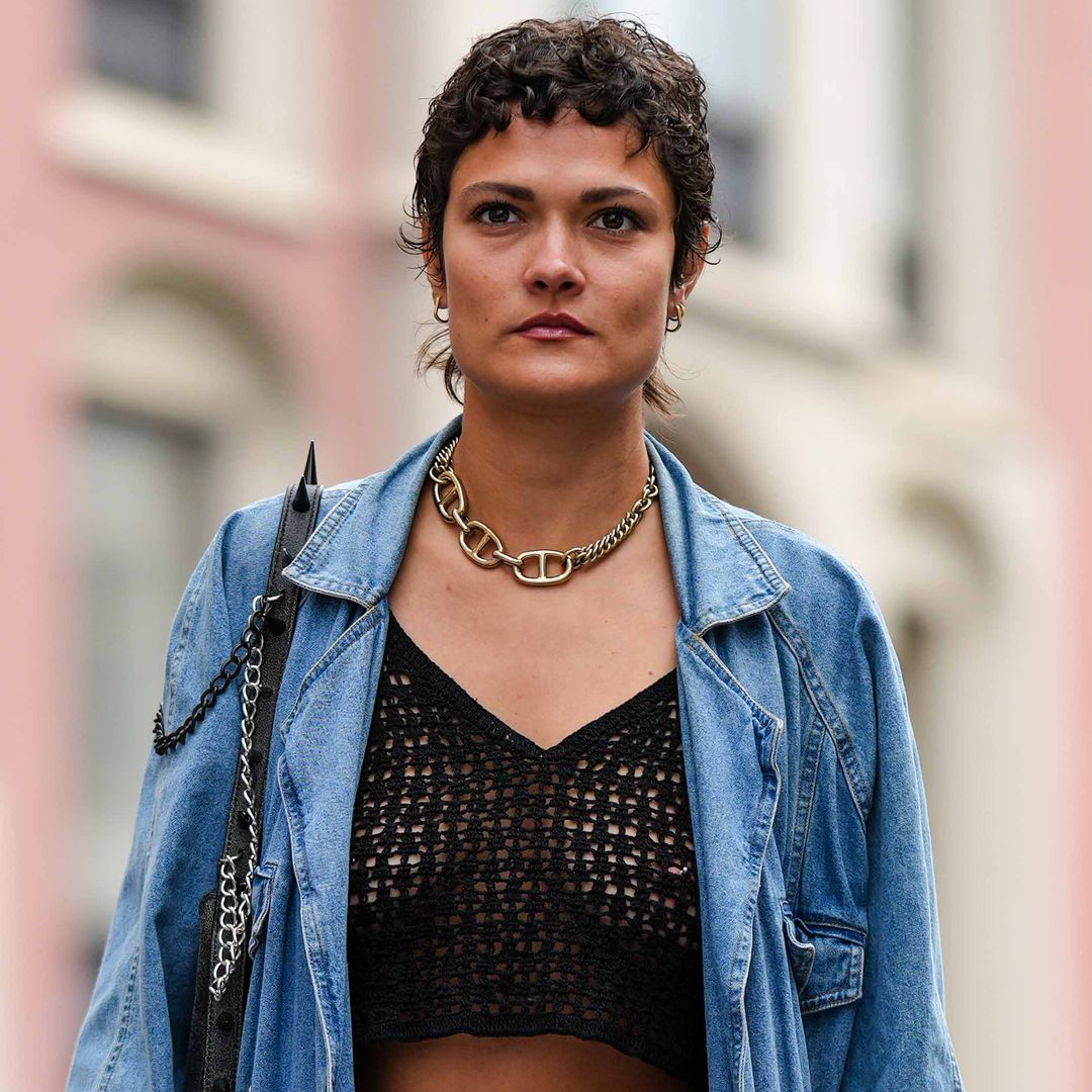 Una invitada a la Semana de la Moda de Copenhague con abrigo largo denim