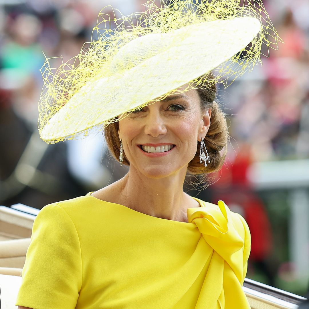 El regreso triunfal de Kate Middleton a Ascot después de tres años: vestido 'caribeño', nuevo tocado amarillo y sus pendientes más misteriosos