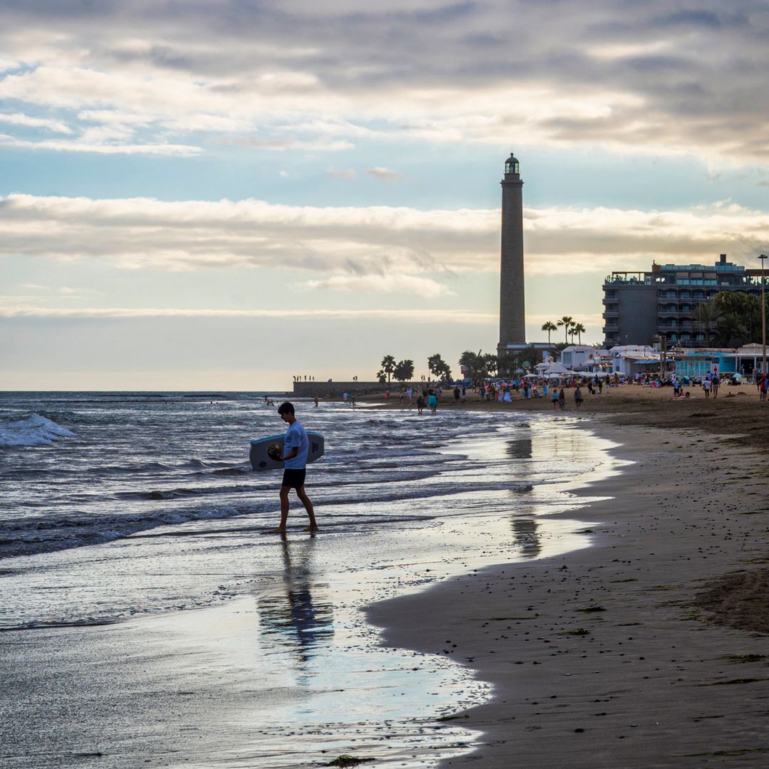 Surfista en la playa de Maspalomas, Gran Canaria