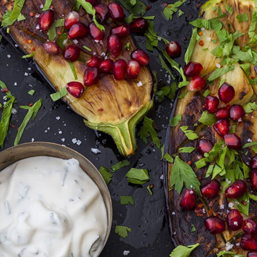 Berenjenas asadas con granada y salsa de yogur