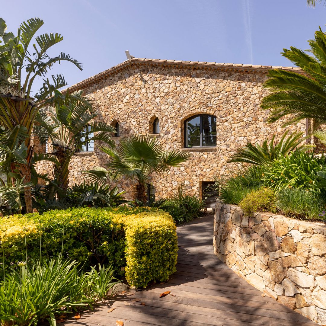 Esta espectacular masía en Girona huye del estilo tradicional y apuesta por una casa de campo de diseño, moderna, pero con la esencia original