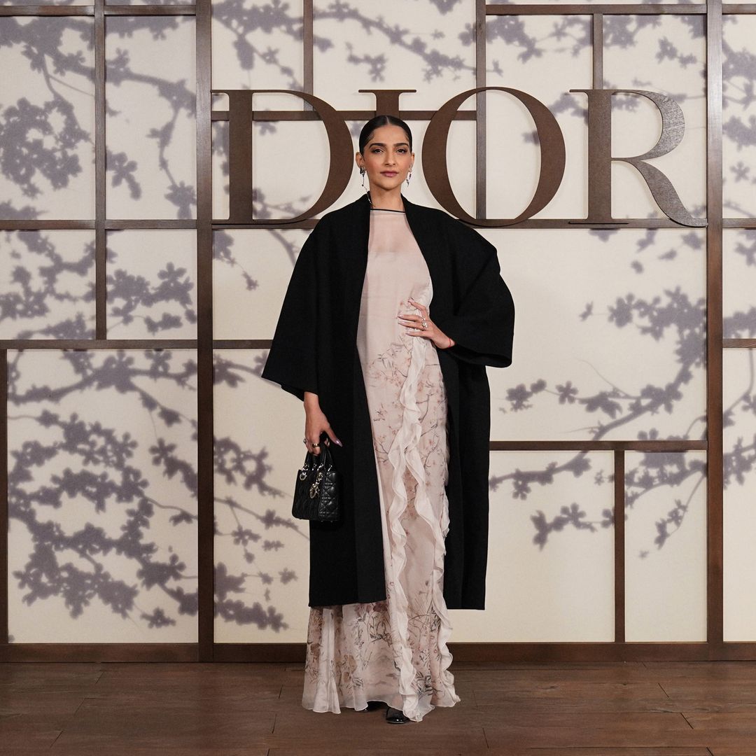 Sonam Kapoor y más invitadas en el desfile Otoño 2025 de Dior en Kioto, Japón