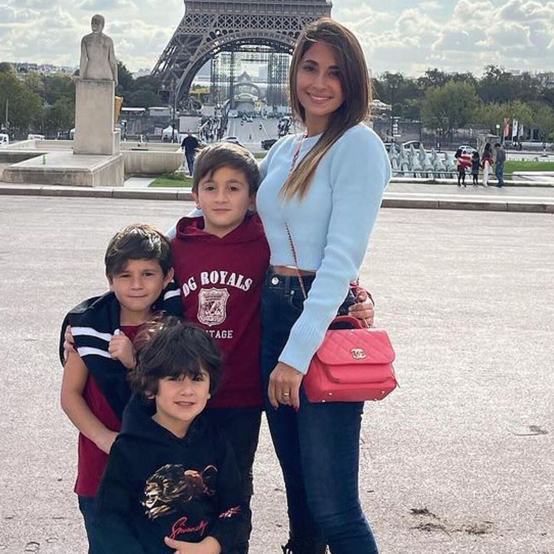 Antonela Roccuzzo y sus hijos, de turistas por París, su nuevo hogar