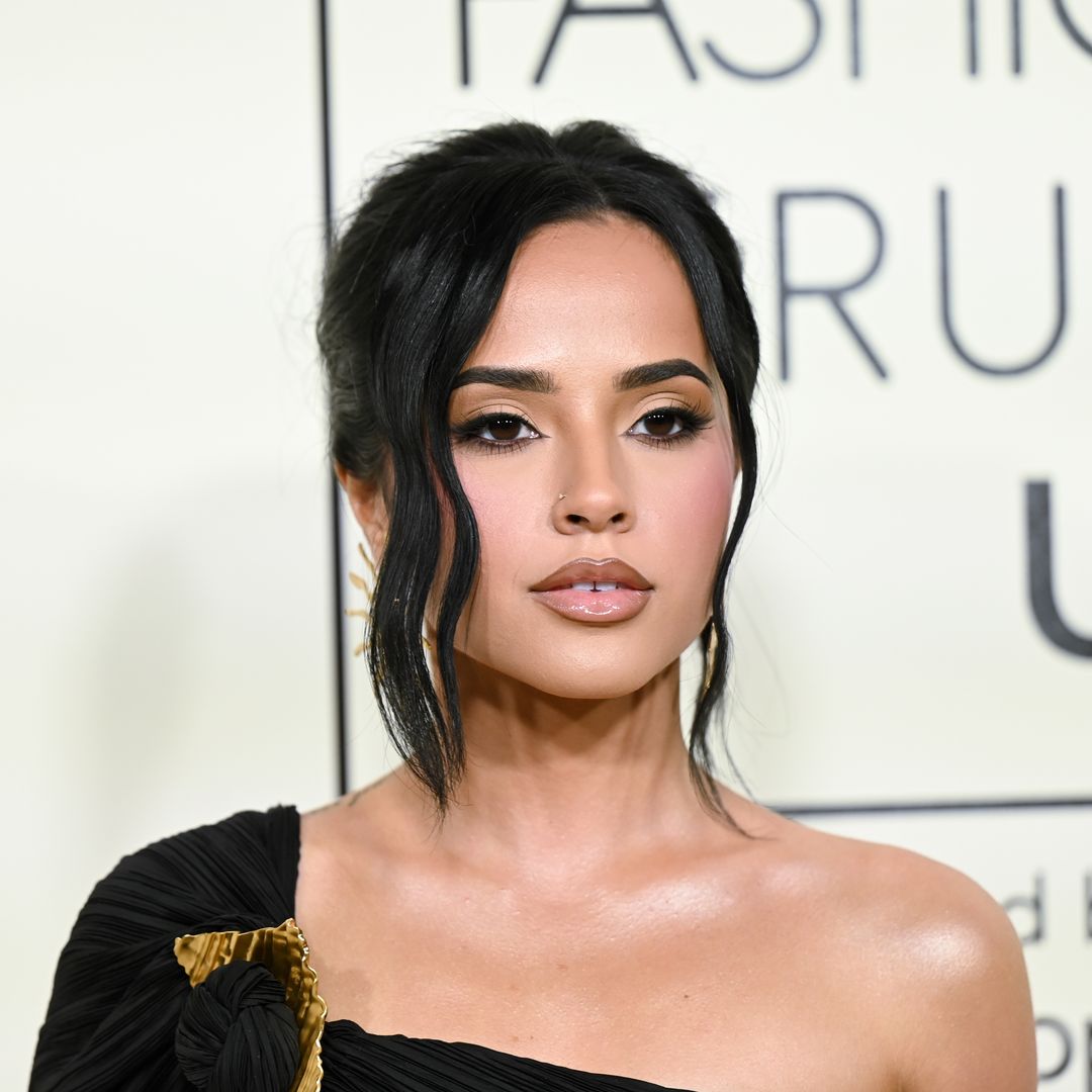 Becky G sorprende con un femenino vestido 'cut-out' en los Fashion Trust U.S. Awards