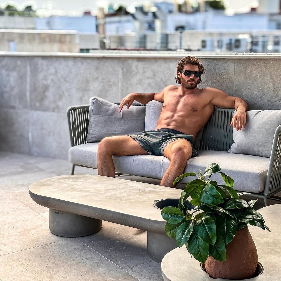 El chalet donde vive Can Yaman en Madrid: un oasis con jardín y piscina en pleno centro