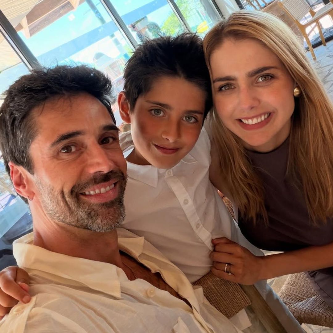 Michelle Renaud celebra junto a Matías Novoa la primera comunión de su hijo, Marcelo