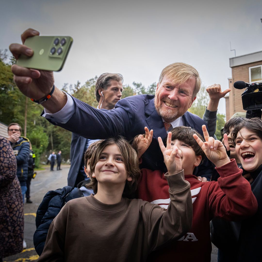 Guillermo de Holanda, en modo reina Letizia: móvil en mano en una de sus facetas más espontáneas, selfi tras selfi