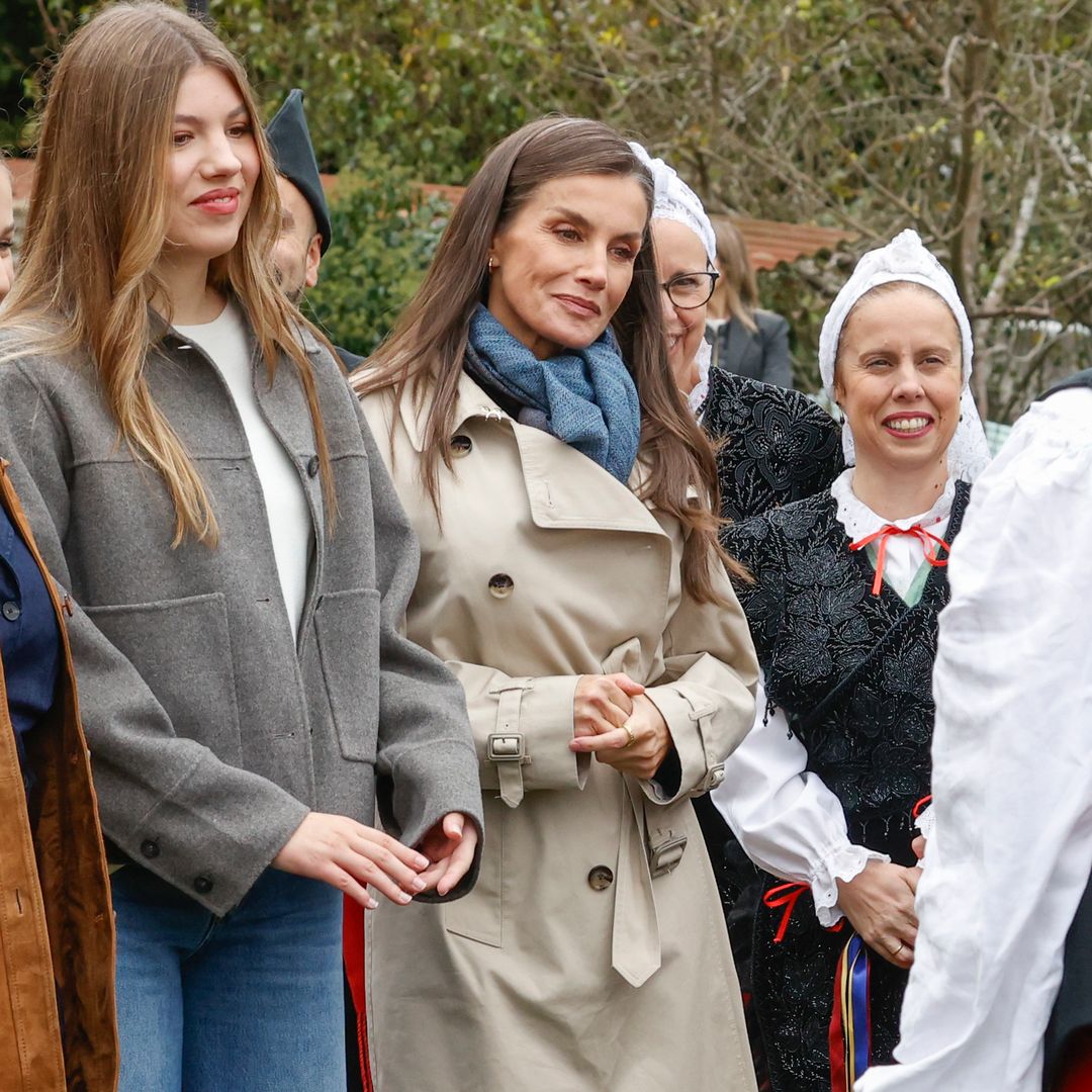 La reina Letizia se coordina con sus hijas y luce un look 'denim' con gabardina clásica