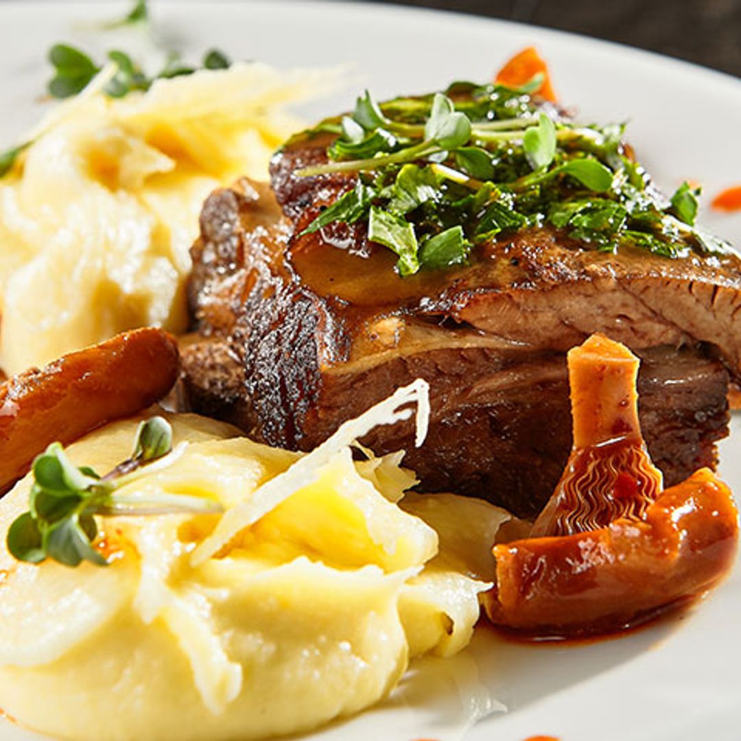 Falda de ternera guisada con puré de patata y setas