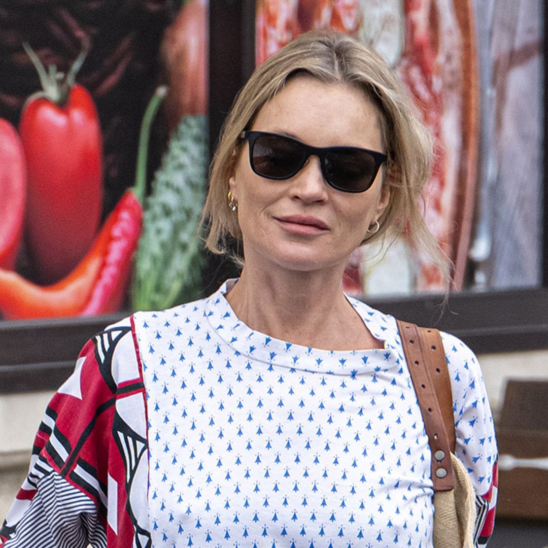 Kate Moss recupera el look primaveral que viralizó en los 2000 con dos tendencias que están en tu armario