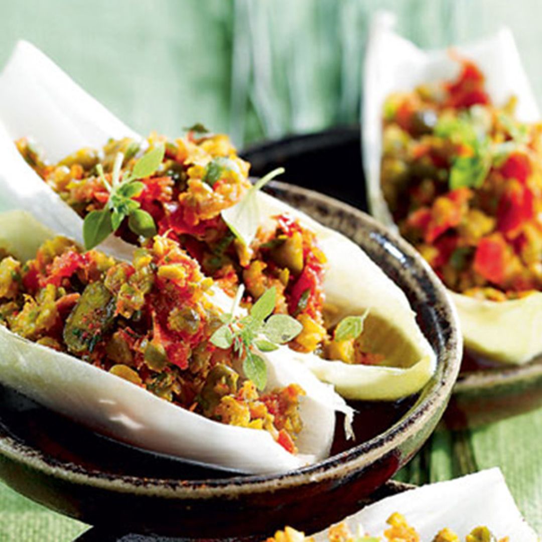 Barcas de endivias con ensalada de verduras y pistachos