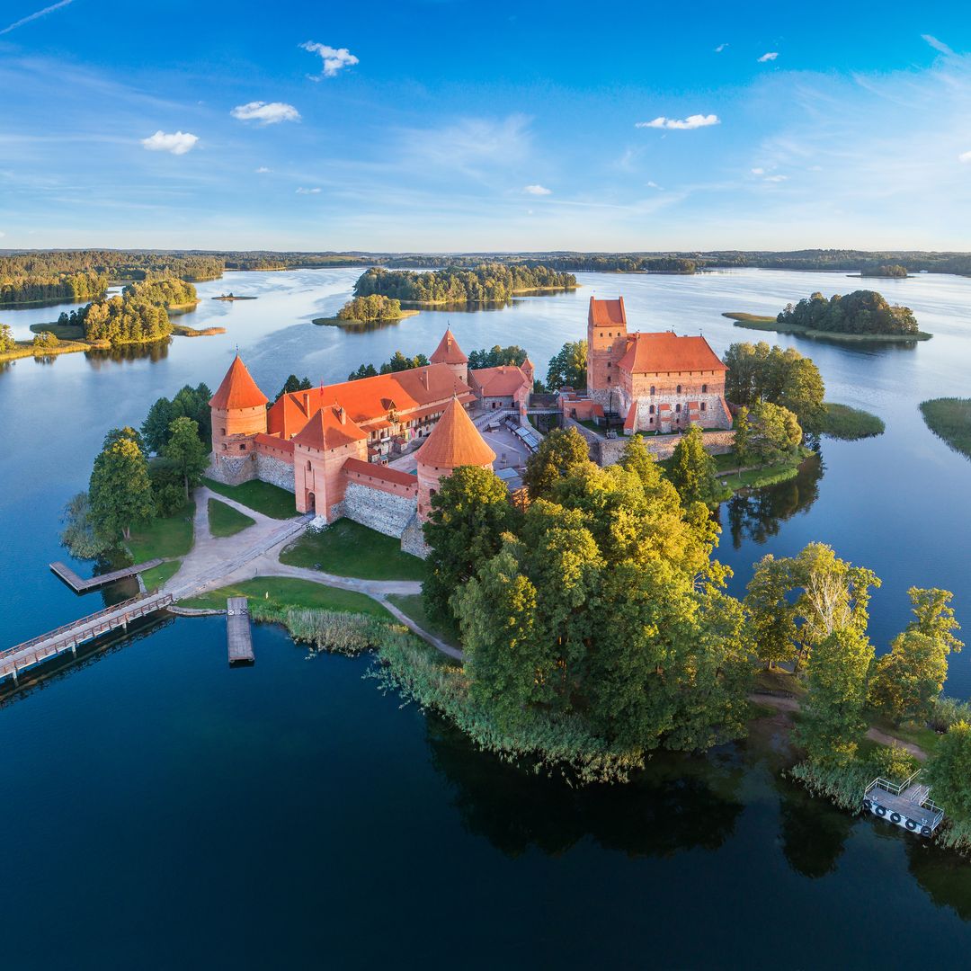 El castillo que parece flotar sobre un lago: la joya medieval de Europa que casi nadie conoce