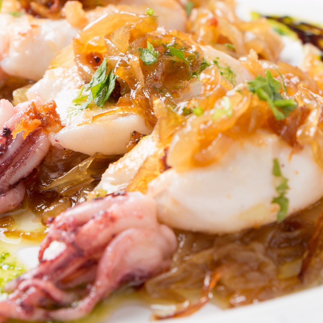 El plato tradicional de la cocina vasca que mantiene vivo el sabor marinero del Cantábrico