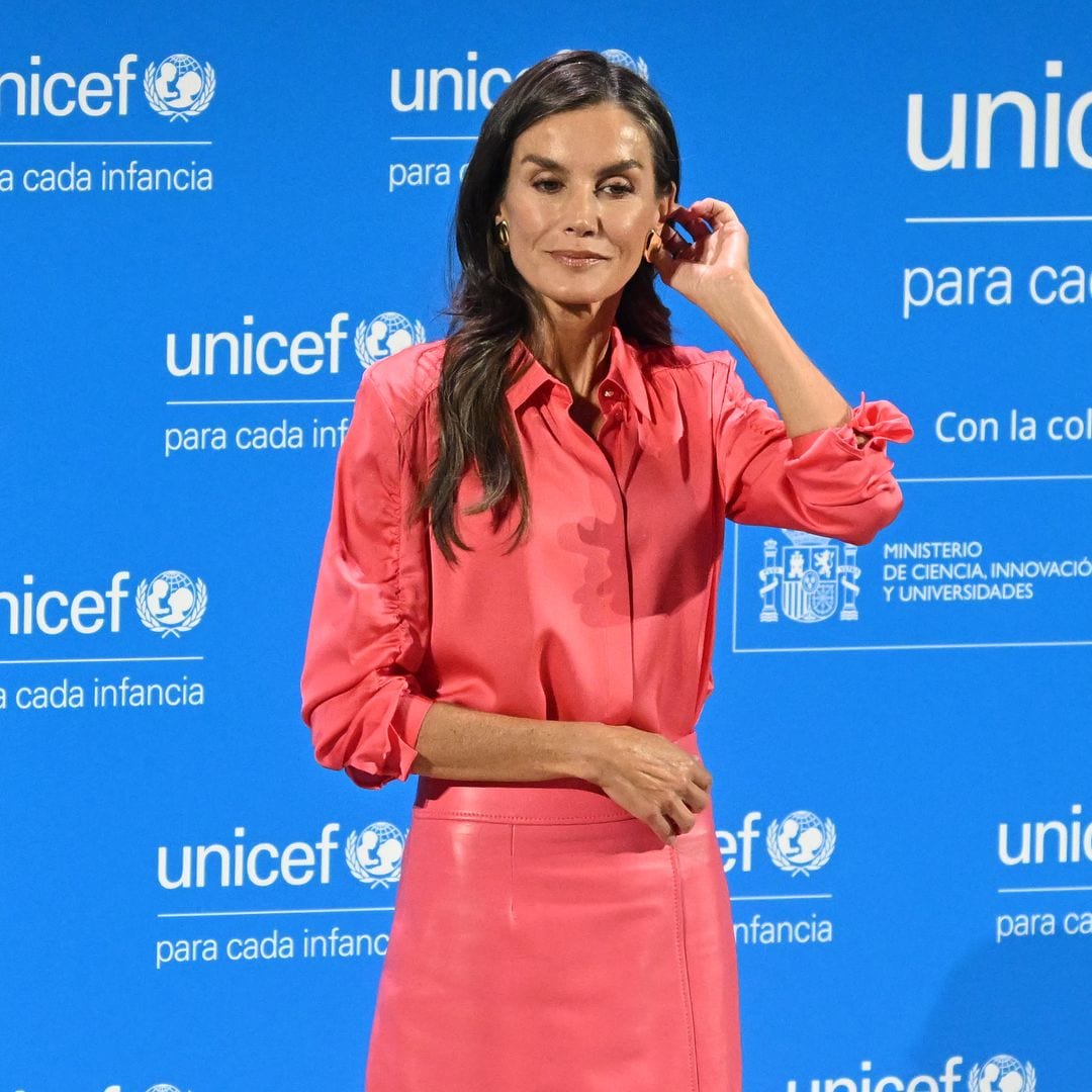 Letizia, muy transgresora en Madrid, recupera la falda de cuero rosa que gustaría a Meghan Markle