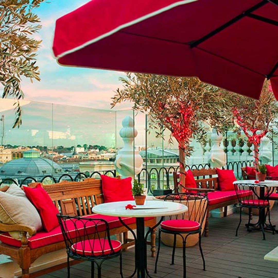 Una mesa para cenar en el cielo de Madrid