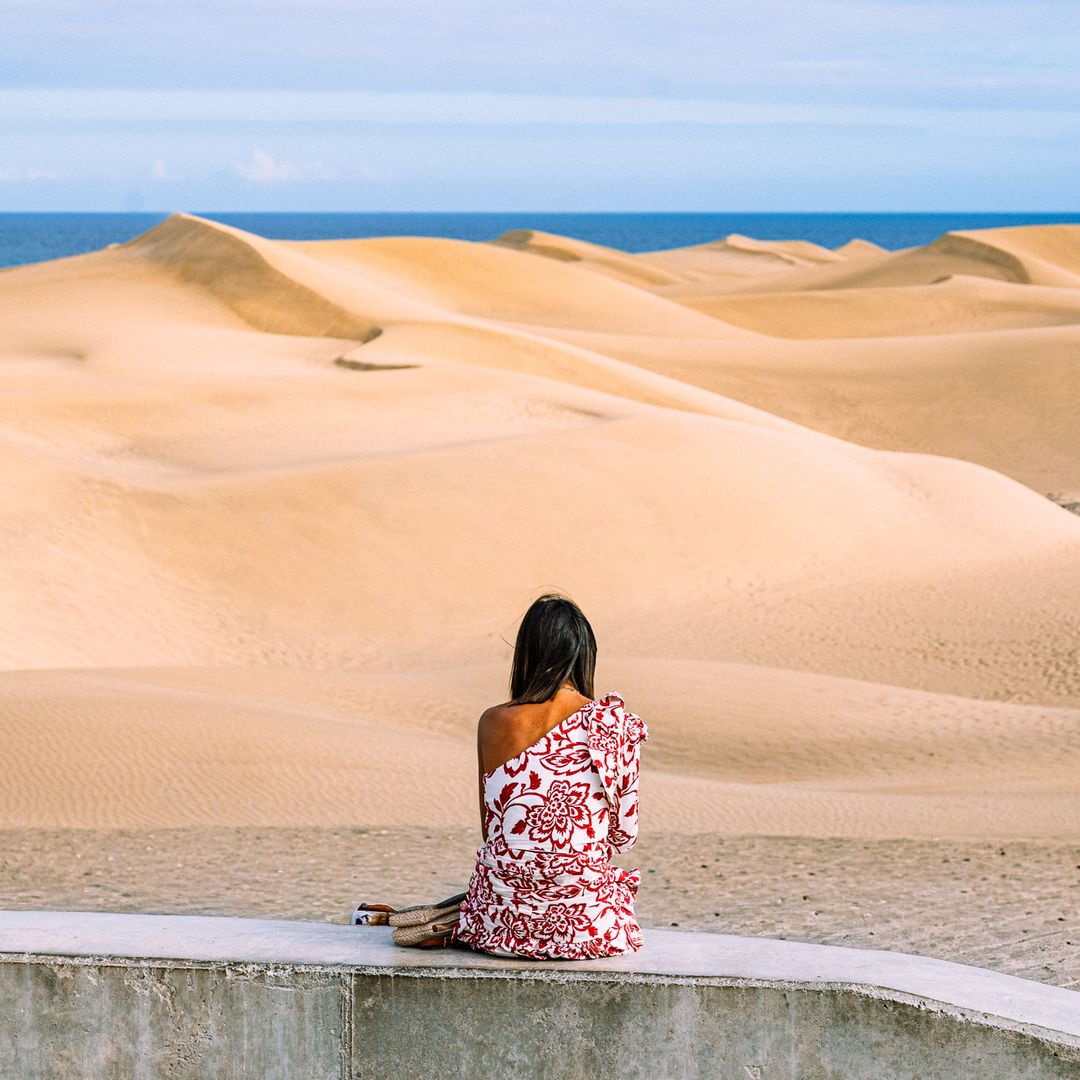 El destino más famoso de Gran Canaria esconde un pequeño Sáhara junto al mar: dunas que caminan, un faro centenario y hoteles que son auténticos museos
