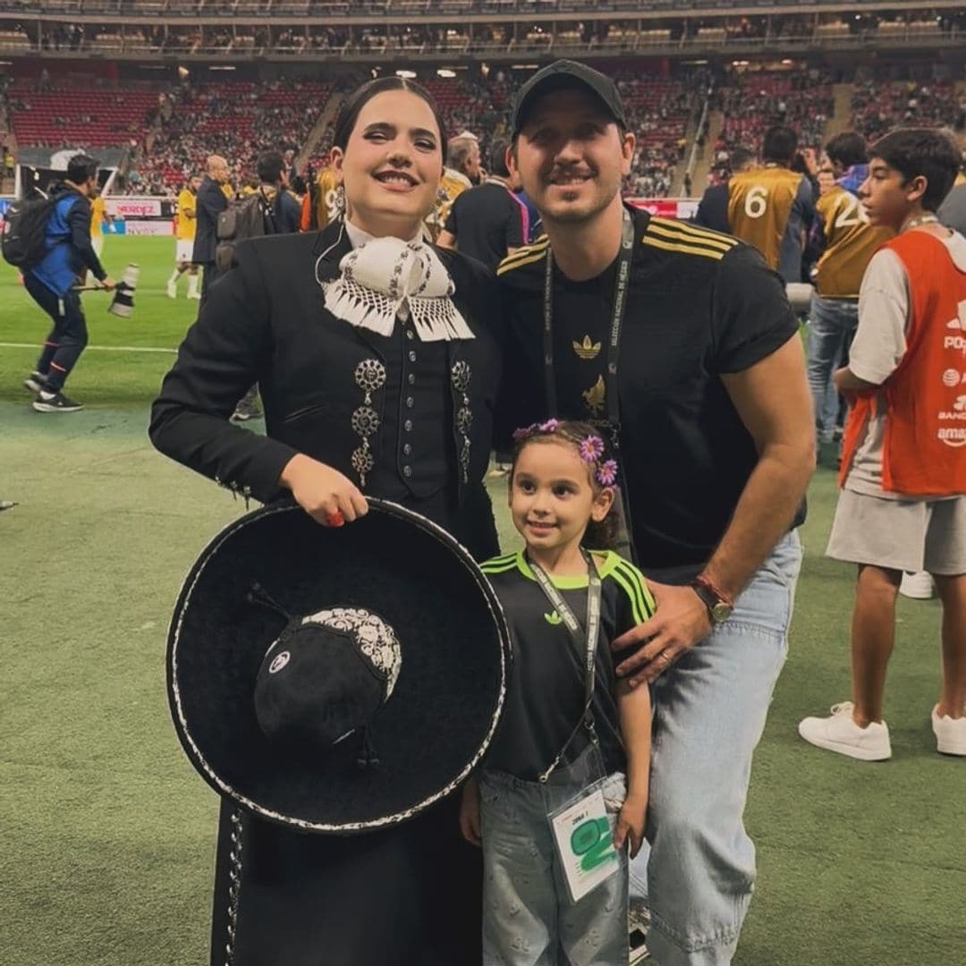 Camila Fernández celebra junto a su esposo e hija su triunfo al cantar el Himno Nacional mexicano