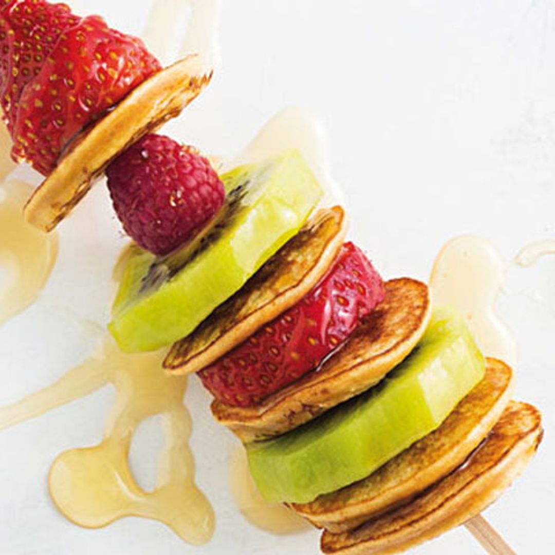 Brochetas de frutas y 'minipancakes' de avena