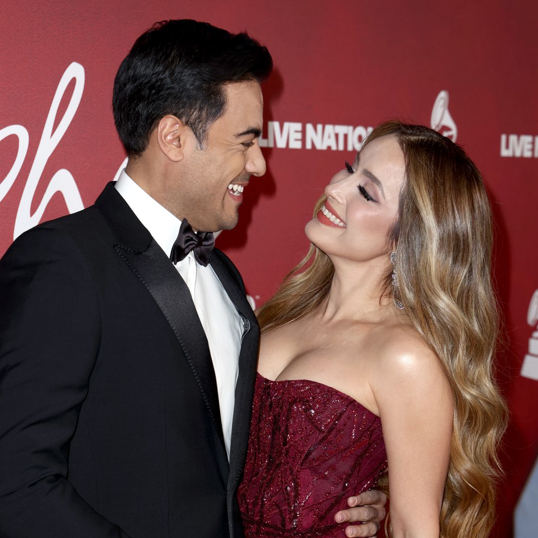 Carlos Rivera y Cynthia Rodríguez presumen como nunca su amor sobre una alfombra roja