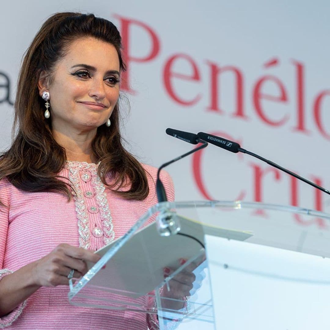 Las lágrimas de Penélope Cruz al dedicar un premio a sus dos hijos y su padre, ya fallecido