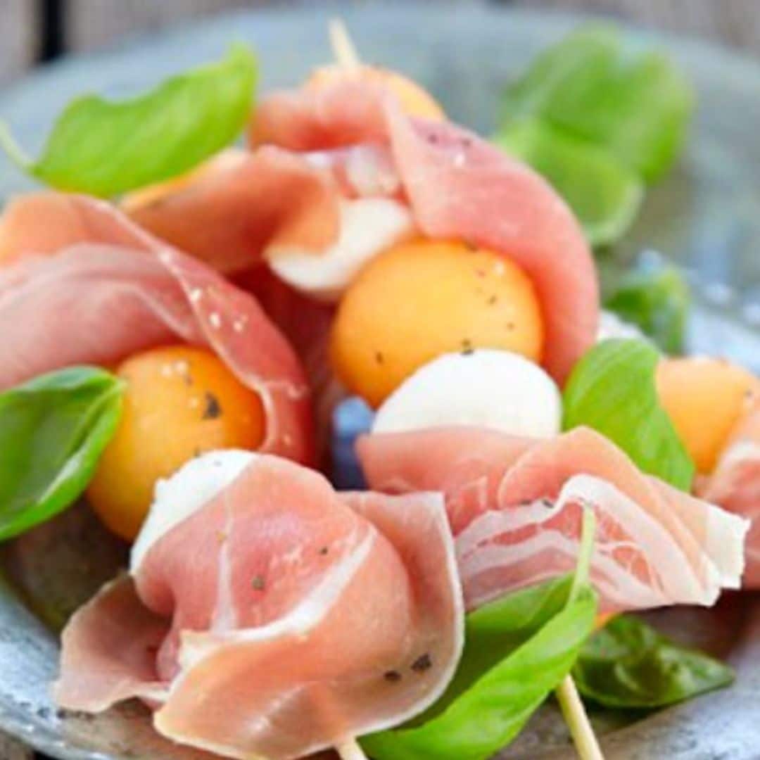 Brochetas de jamón, queso y melón