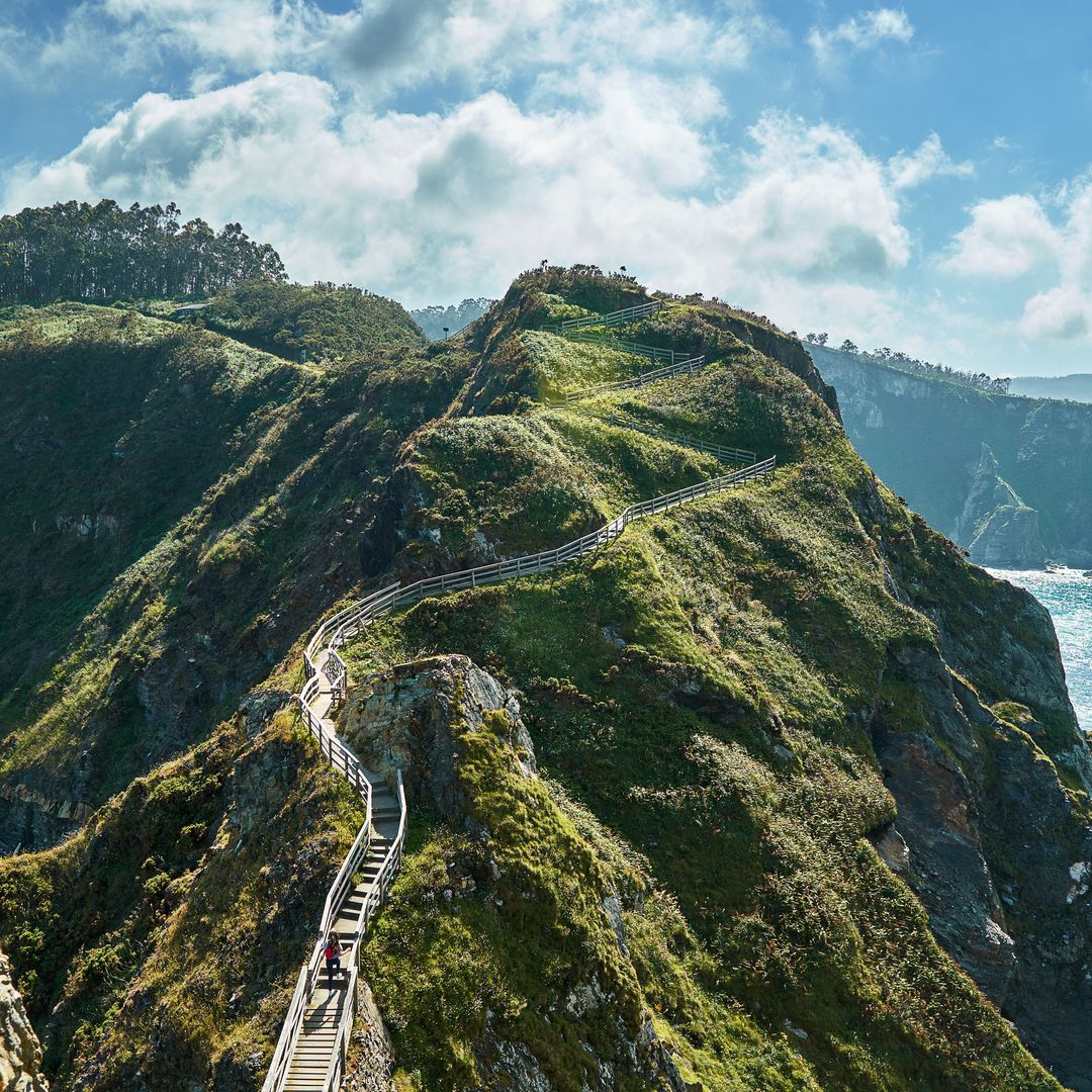 El espectacular mirador de Galicia al que se llega por unas pasarelas sobre el mar y esconde una increíble leyenda medieval