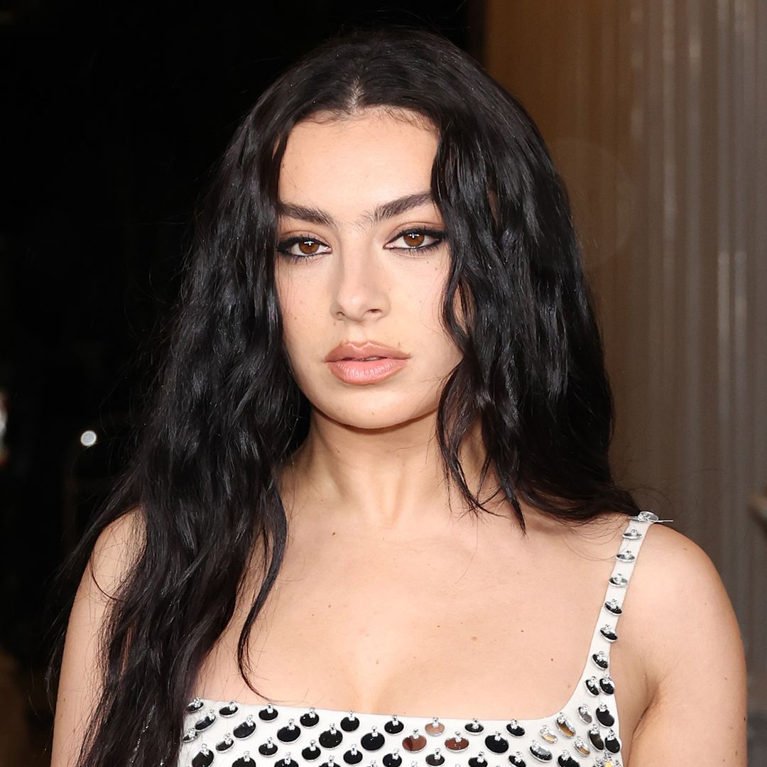 Charli XCX, The Marías y más artistas se pronuncian ante la tragedia en el Axe Ceremonia