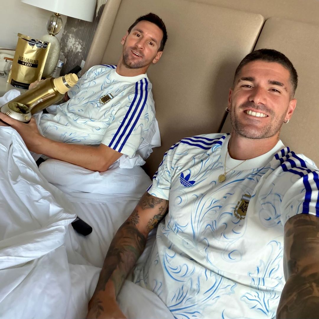 Mate en mano y sonrisa de campeón: la selfie de Lionel Messi y Rodrigo De Paul tras el pase a la final