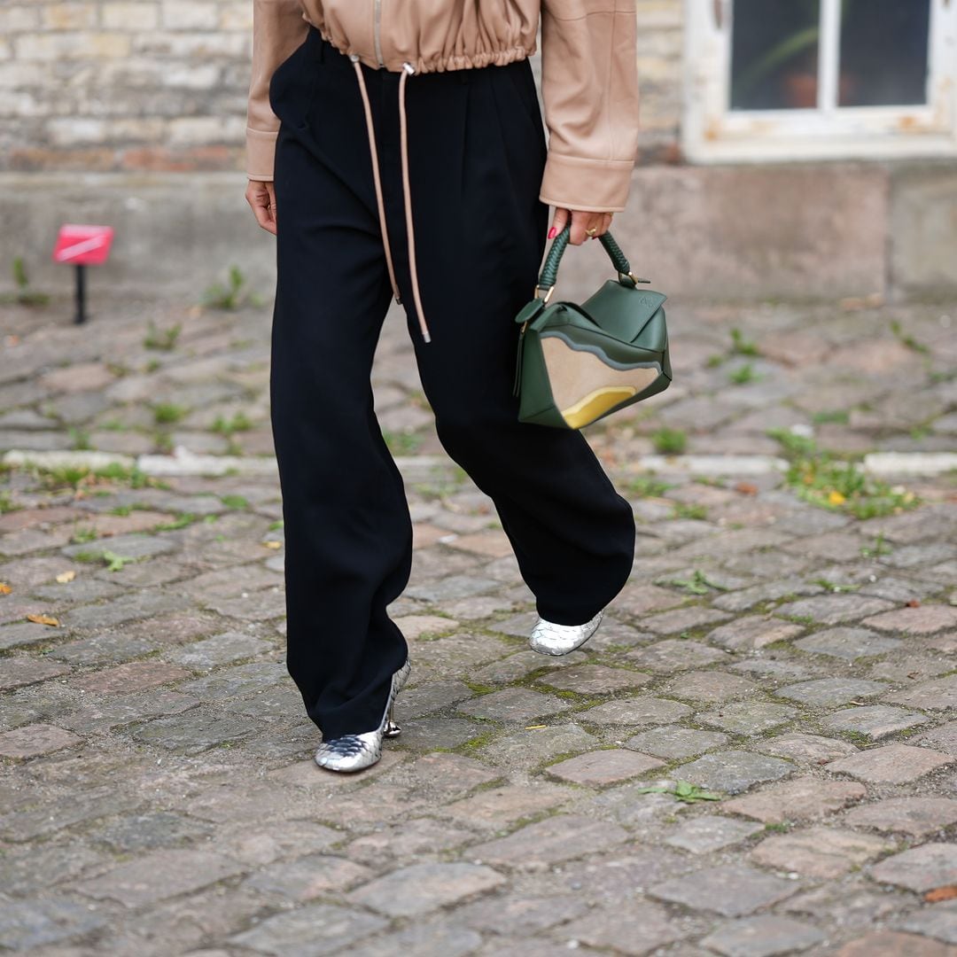 Guía de estilo: cómo combinar los pantalones 'balloon' que arrasan este otoño-invierno 2025