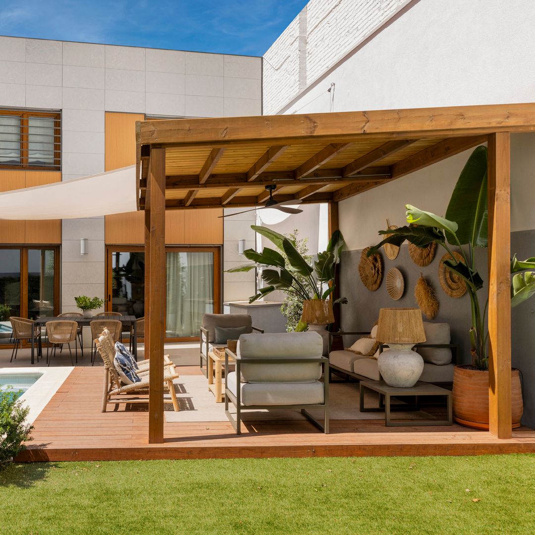 Ni sombrillas ni toldos: esta es la solución más duradera y decorativa para llevar la sombra a tu jardín