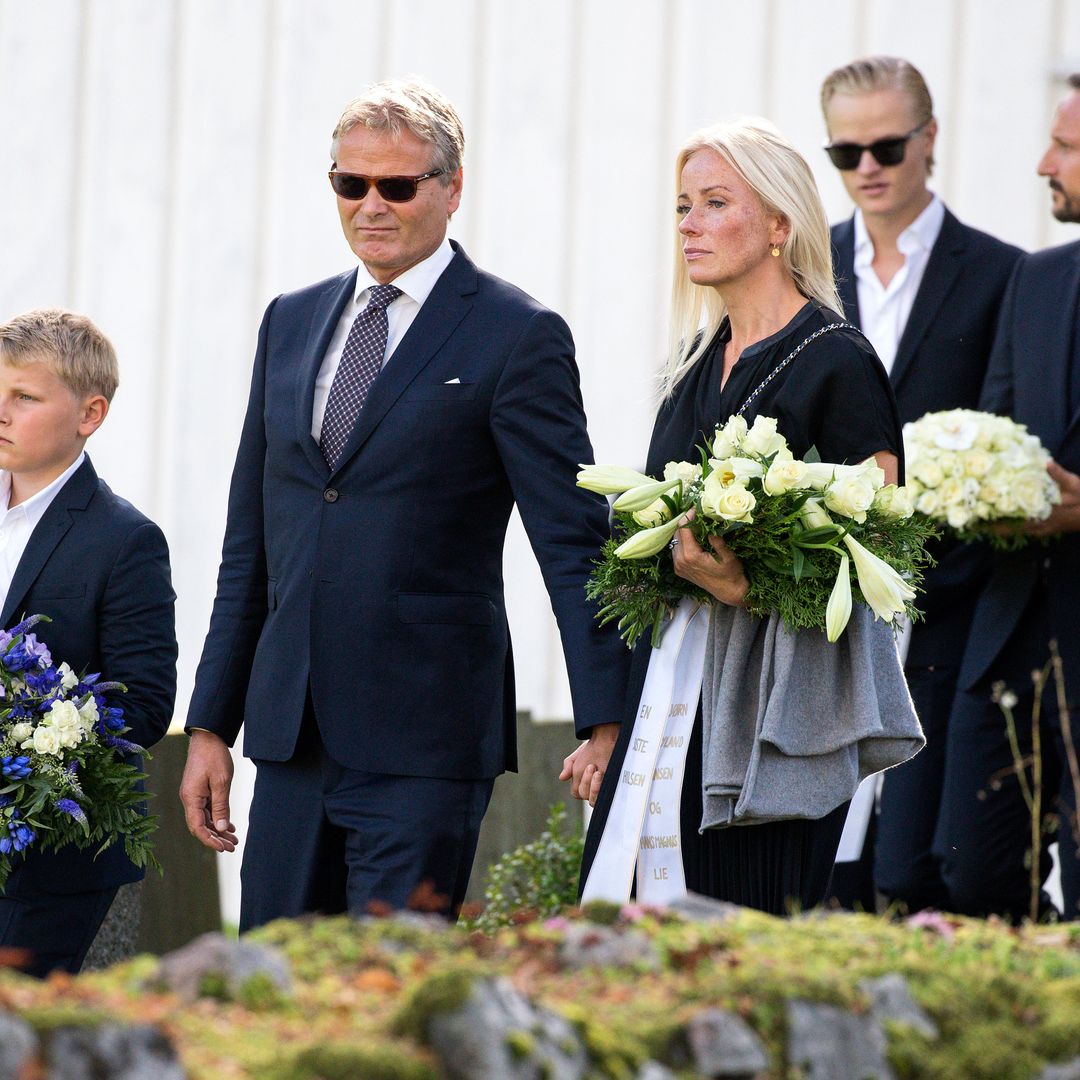 Espen Hoiby junto a su sobrino Marius Borg y su cuñado, el ahora rey Haakon, asistiendo a un funeral