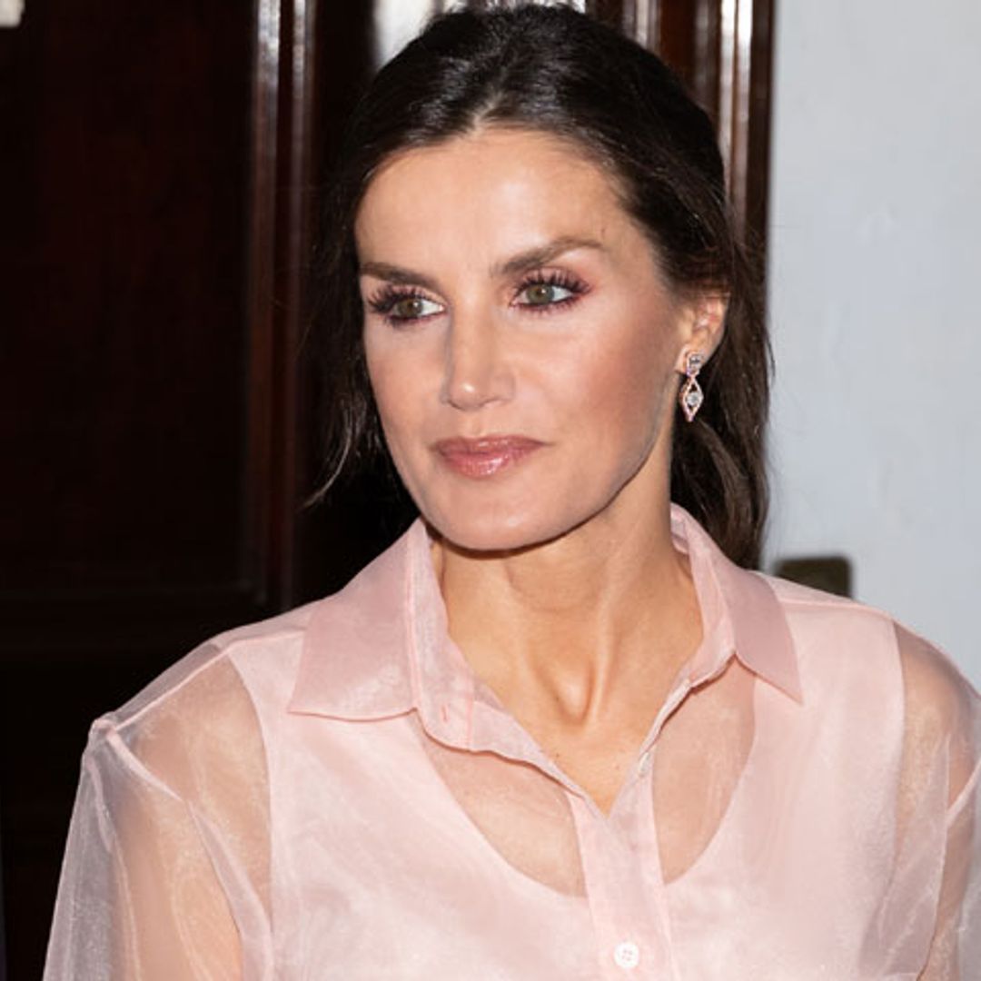 La insuperable apuesta de la Reina en Cuba: el vestido transparente 'Roane'