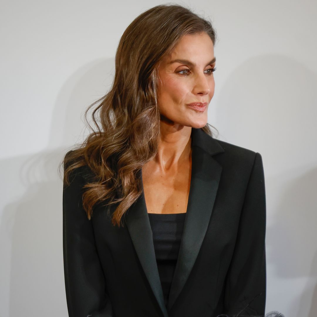 La reina Letizia, elegancia contemporánea en Helsinki: rescata su llamativo esmoquin español con plumas y pedrería
