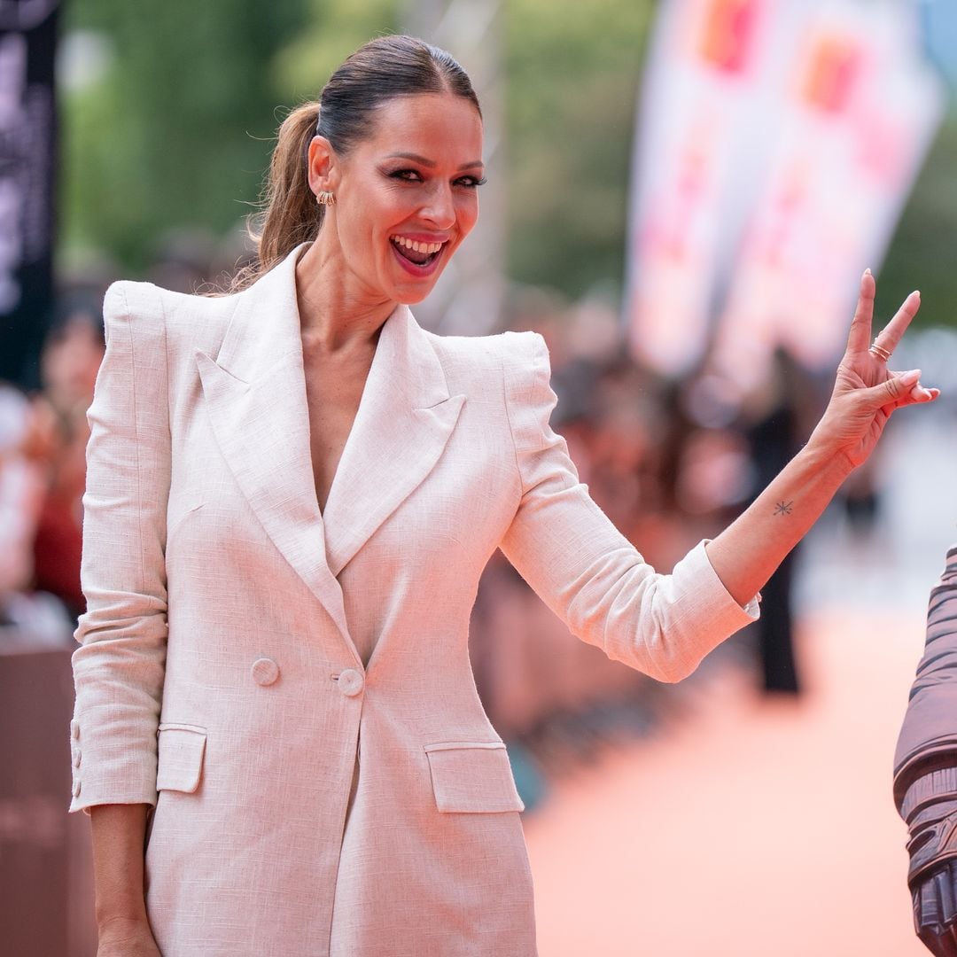 Eva González sigue el truco de la reina Letizia para llevar traje de chaqueta en verano