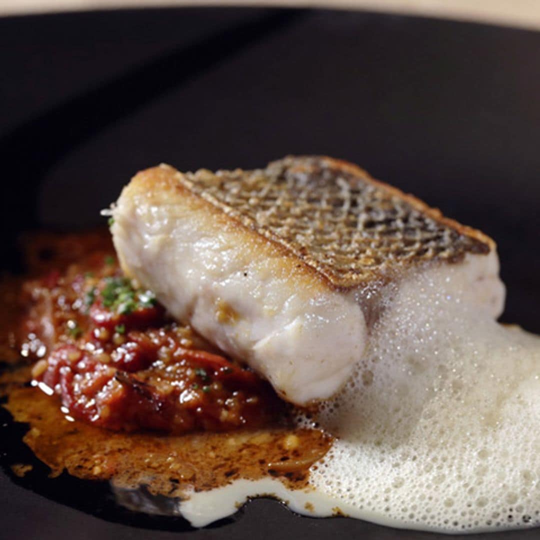 Taco de lubina con pimientos del piquillo confitados con avellanas y sésamo negro