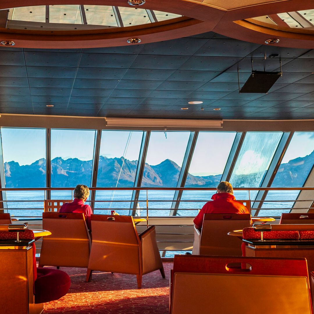 crucero de Hurtigruten navegando por la costa noruega, cerca de Stokmarknes, en el municipio de Hadsel, provincia de Nordland, isla de Hadseløya, archipiélago de Vesterålen, Noruega