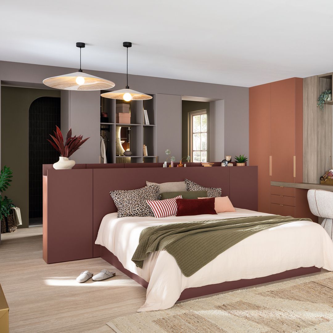 La cama ya no va pegada a la pared: así se diseña el dormitorio moderno con un "espacio detrás"