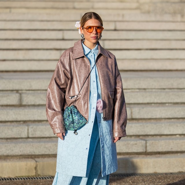 Rita Montezuma lleva bolso marrón, chaqueta de botones turquesa, falda, bolso, gafas de sol, banda de pelo floral fuera de Marimekko durante la Semana de la Moda de Copenhague AW24 el 01 de febrero 2024 en Copenhague, Dinamarca.