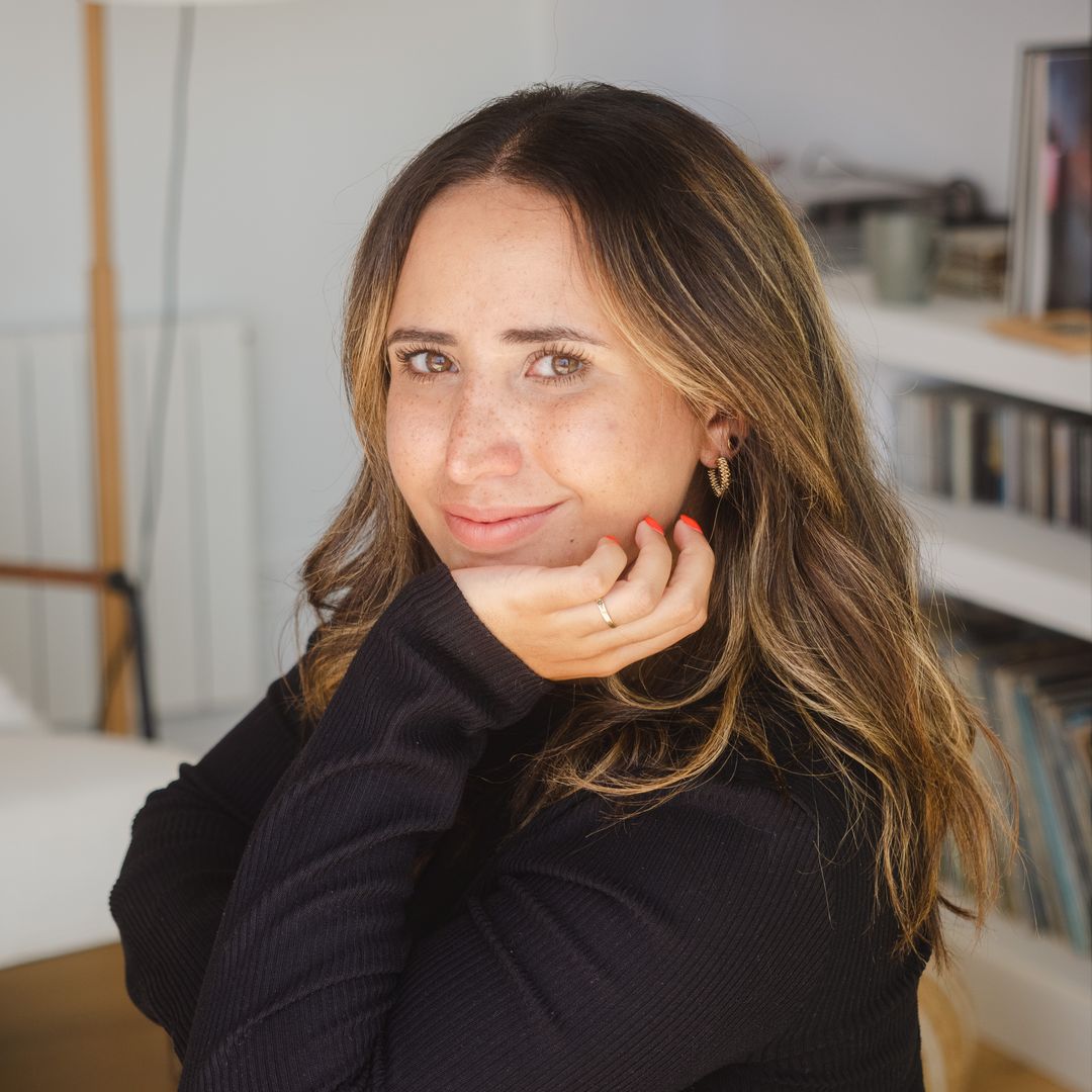 Cómo convertir el salón en el lugar perfecto para recibir, relajarse o disfrutar de una tarde de cine, según la interiorista Alejandra Padilla