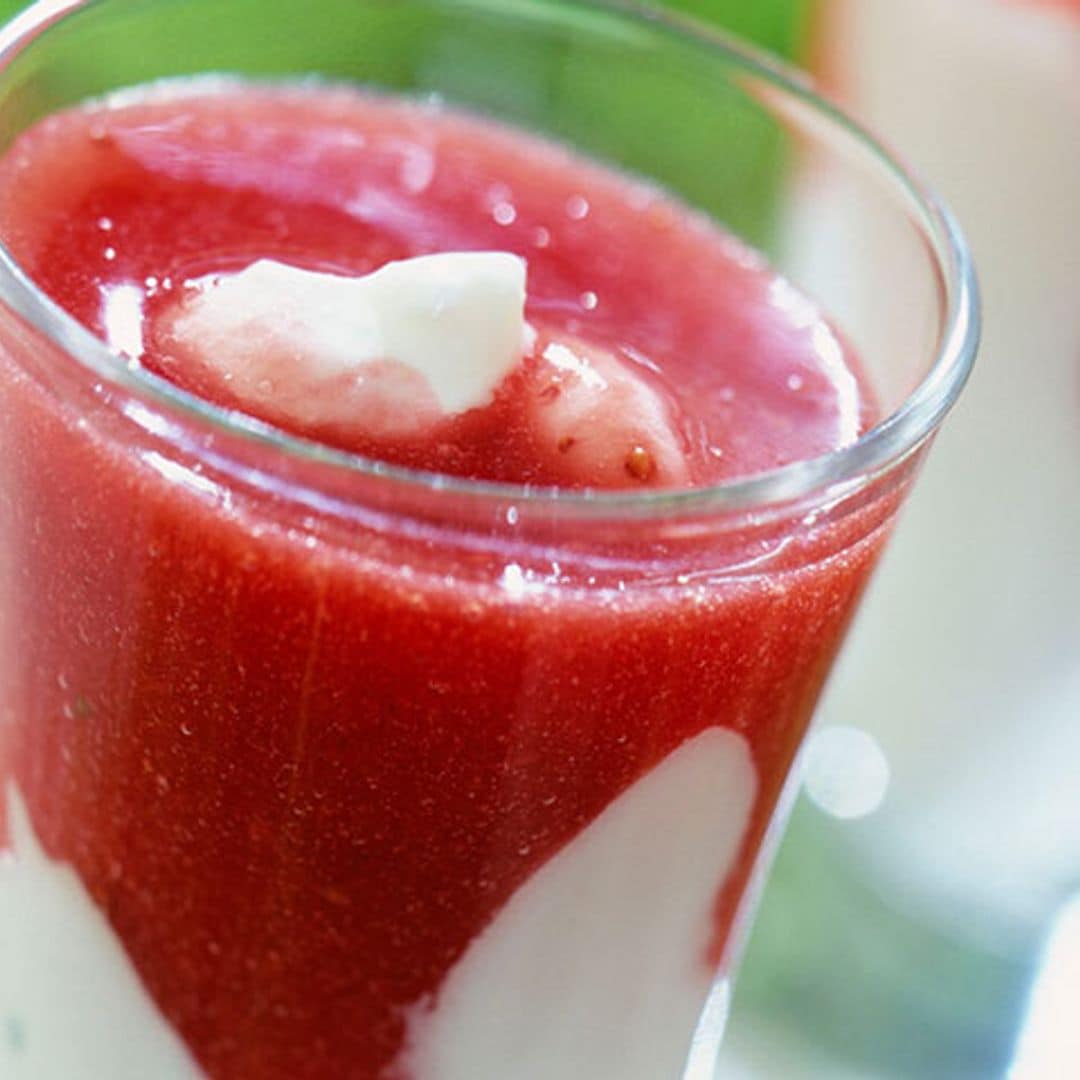 Sopa de fresas con merengue y requesón