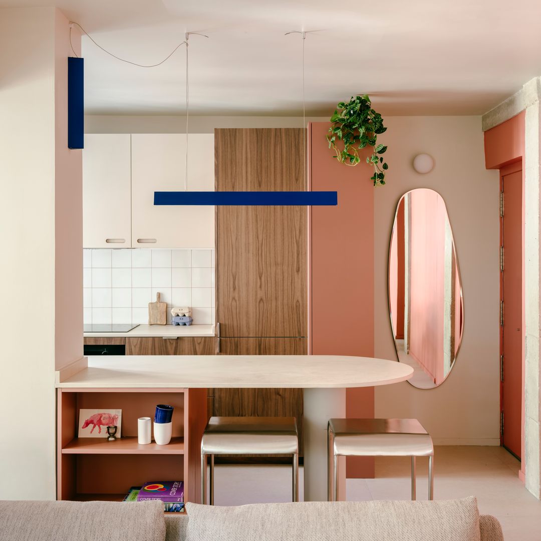 Antes y después: un piso antiguo de 48 m² en Madrid convertido en un apartamento abierto y lleno de color