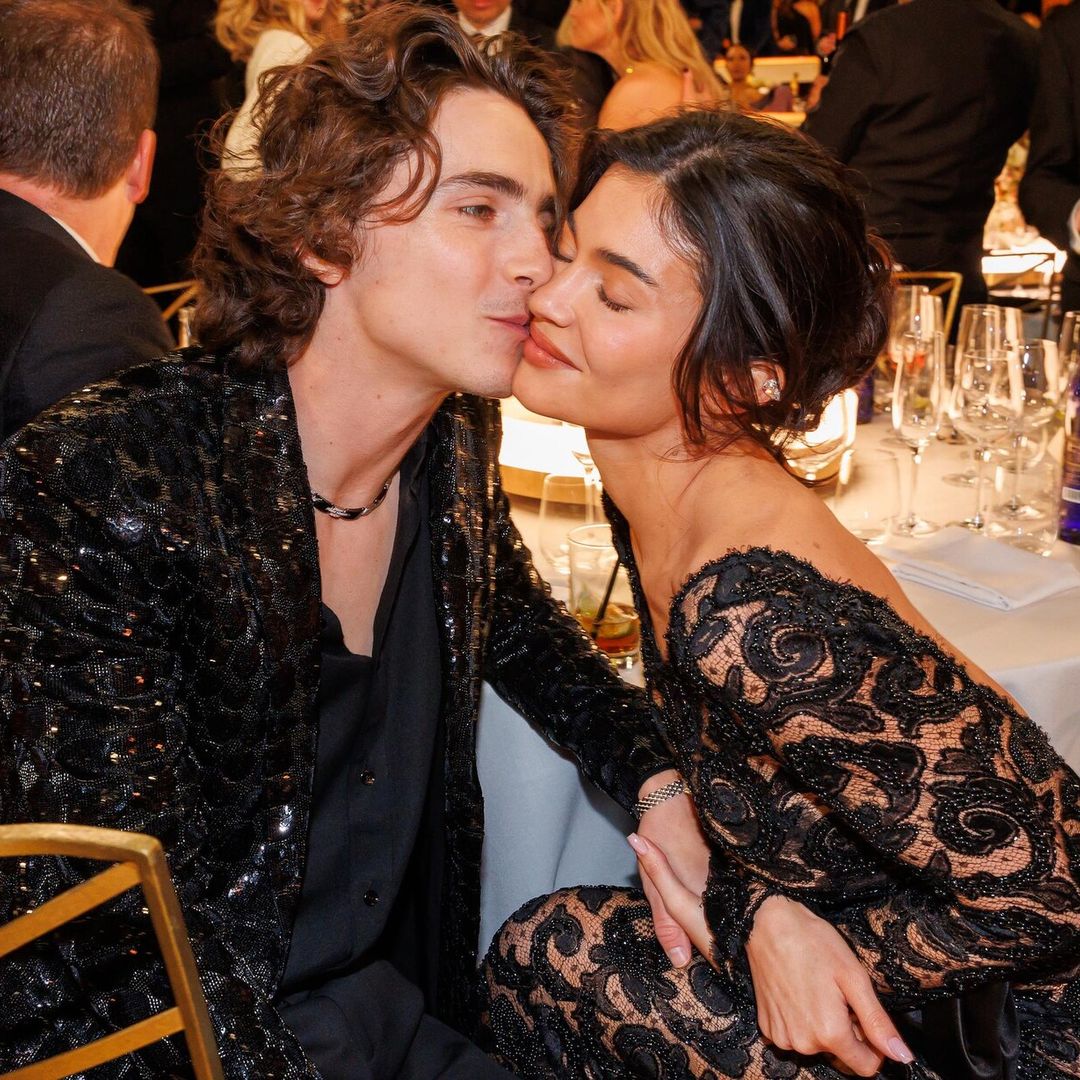 Enamorada y radiante: la discreta aparición de Kylie Jenner en los Golden Globes