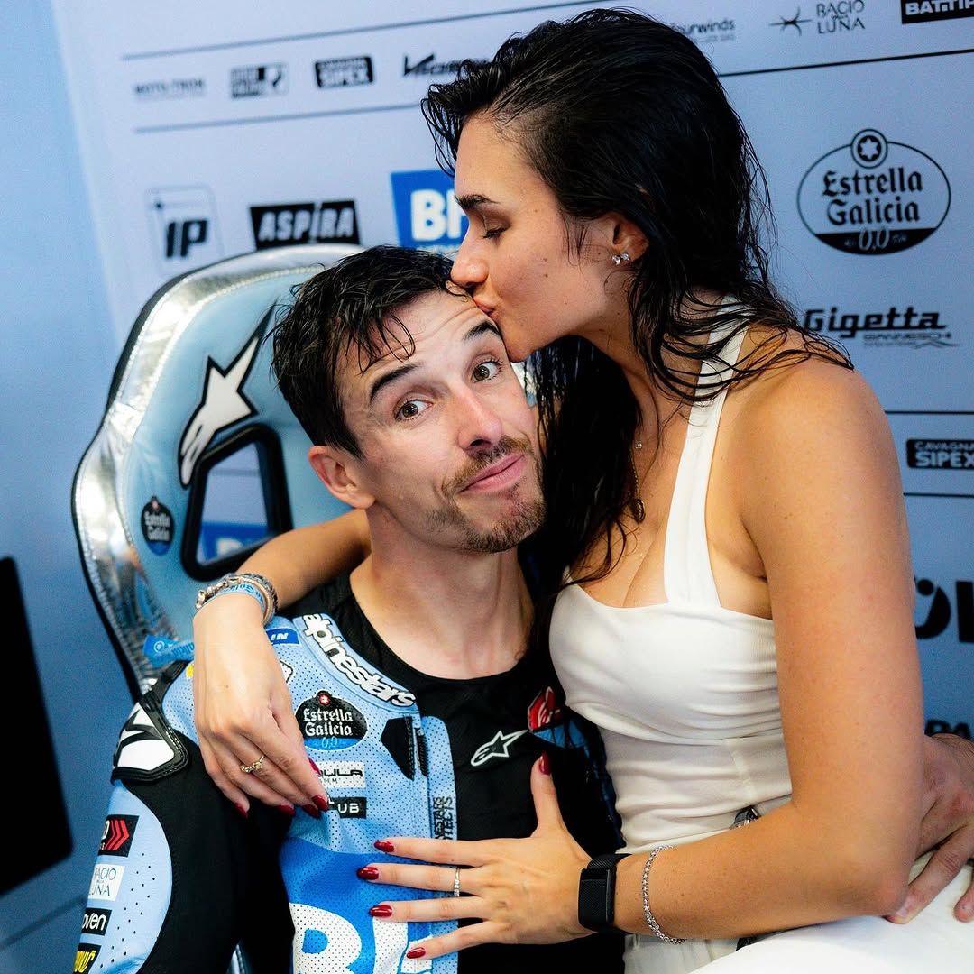 Álex Márquez arrasa en Jerez y Marc sufre una desgracia, arropados por sus novias tras una carrera de infarto