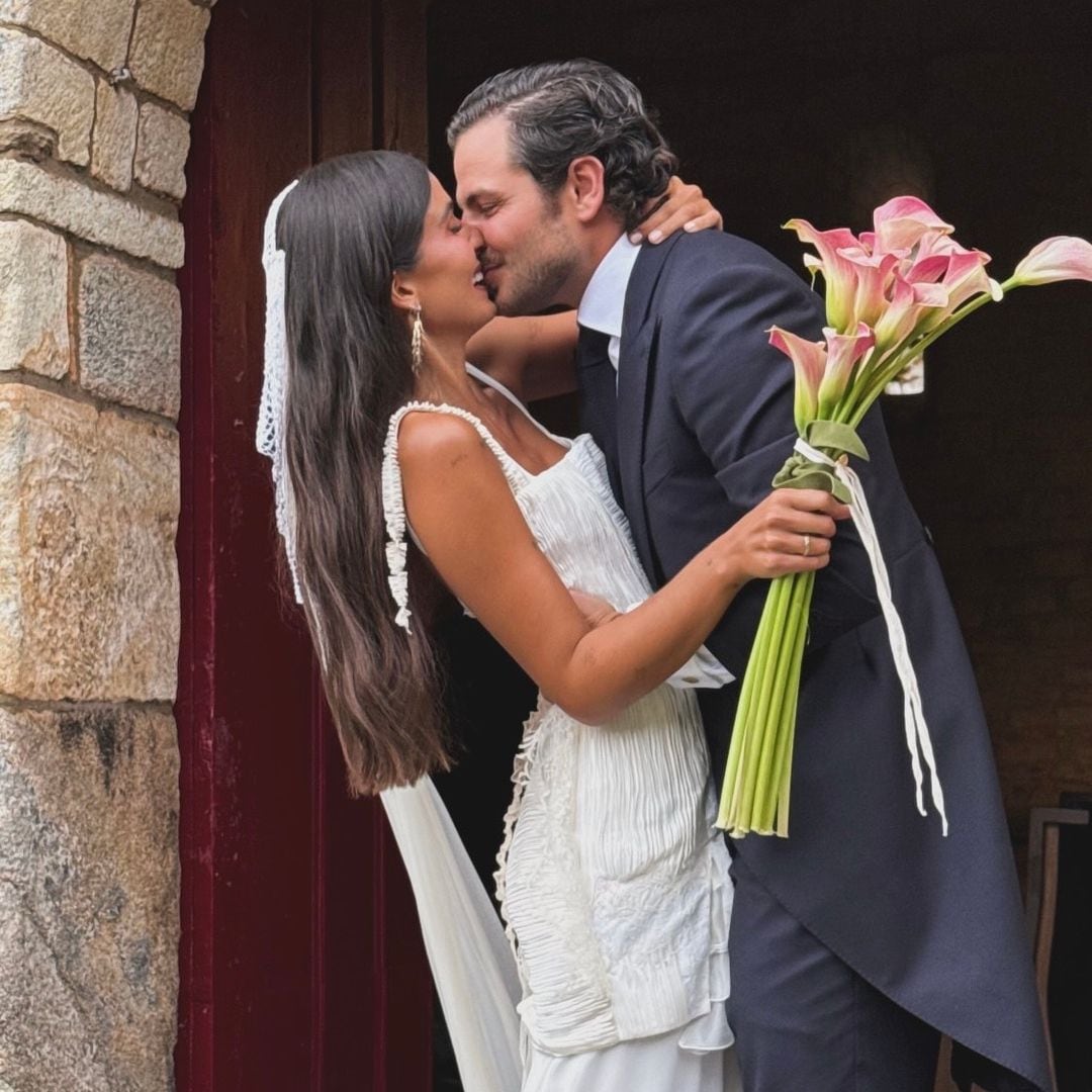 El original vestido de novia de la influencer Alejandra Navarro, al detalle: de su velo tipo casquete a su corsé con historia
