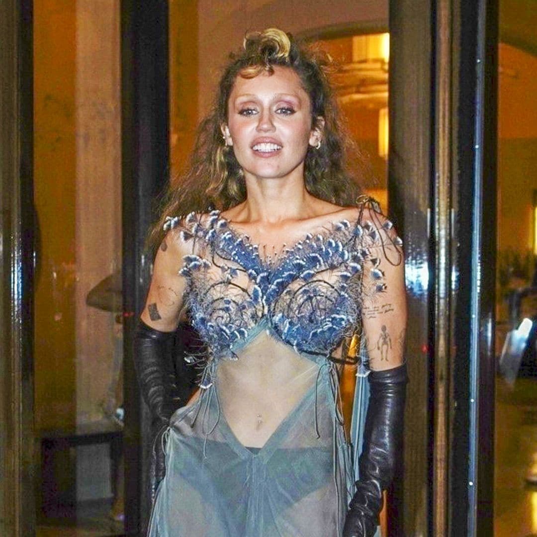 Miley Cyrus impacta en París con plumas y transparencias